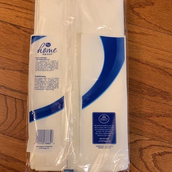 Set of table covers attractive linen look two ply w/protective backing - Picture 4 of 5